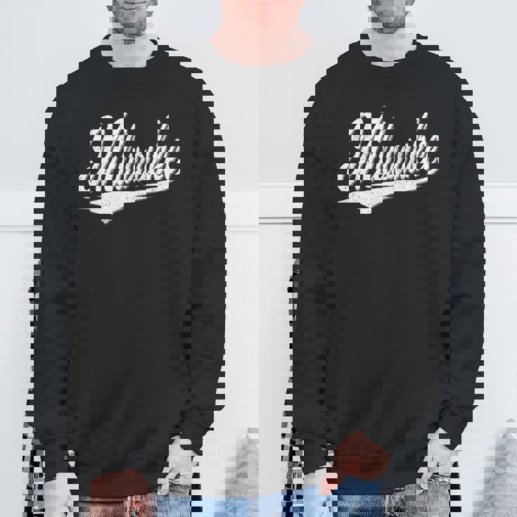 ミルウォーキー ウィスコンシン バーシティ スクリプト ヴィンテージ スポーツスタイル スウェットシャツ 高齢者への贈り物