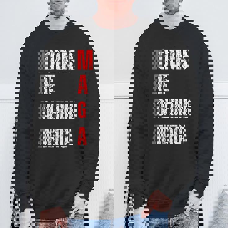 モロンはアメリカを支配している政治的ユーモアの自由のスピーチ スウェットシャツ 高齢者への贈り物