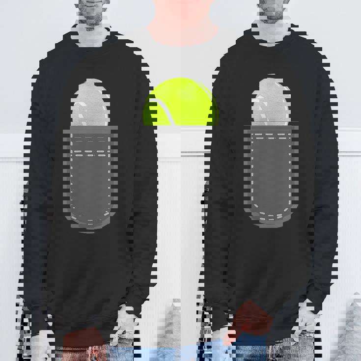 ユーモラスなテニスプレーヤーのための偽のポケットに入った面白いテニスボール スウェットシャツ 高齢者への贈り物