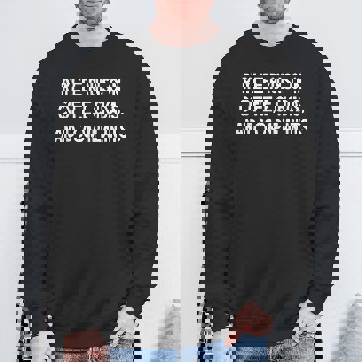 ライリーはコーヒー、混沌、苦情に駆けつけます。 スウェットシャツ 高齢者への贈り物