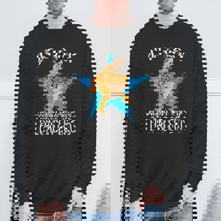 レオパード・ゲッコーが大好きな男の子です。トカゲ 爬虫類 ヒョウモントカゲモドキ スウェットシャツ 高齢者への贈り物