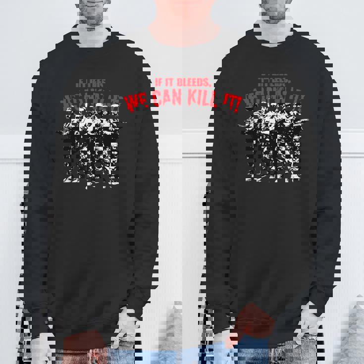 レトロなアクション映画の引用 スウェットシャツ 高齢者への贈り物