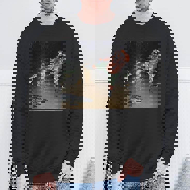 ワニを蹴る男 スウェットシャツ 高齢者への贈り物