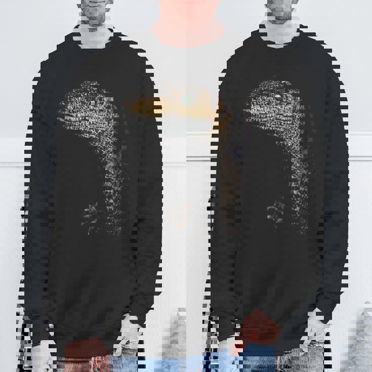 ヴェロキラプトル恐竜狩りリアルなグラフィックデザイン スウェットシャツ 高齢者への贈り物