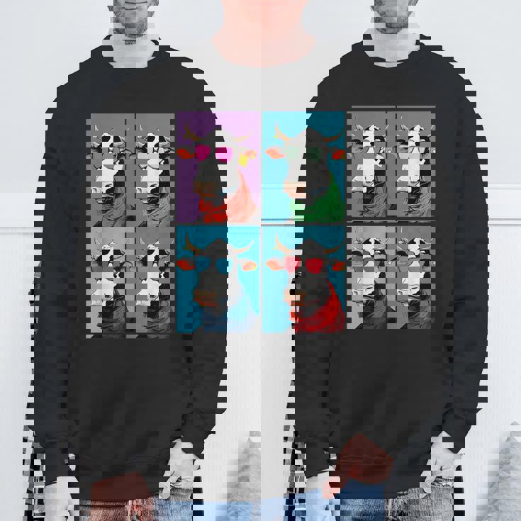 不機嫌そうな牛、エッジの効いた牛のグラフィックデザイン 牛好き向け スウェットシャツ 高齢者への贈り物