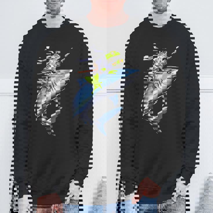 侍ニンジャカエルがサメに乗る日本の戦士面白い スウェットシャツ 高齢者への贈り物