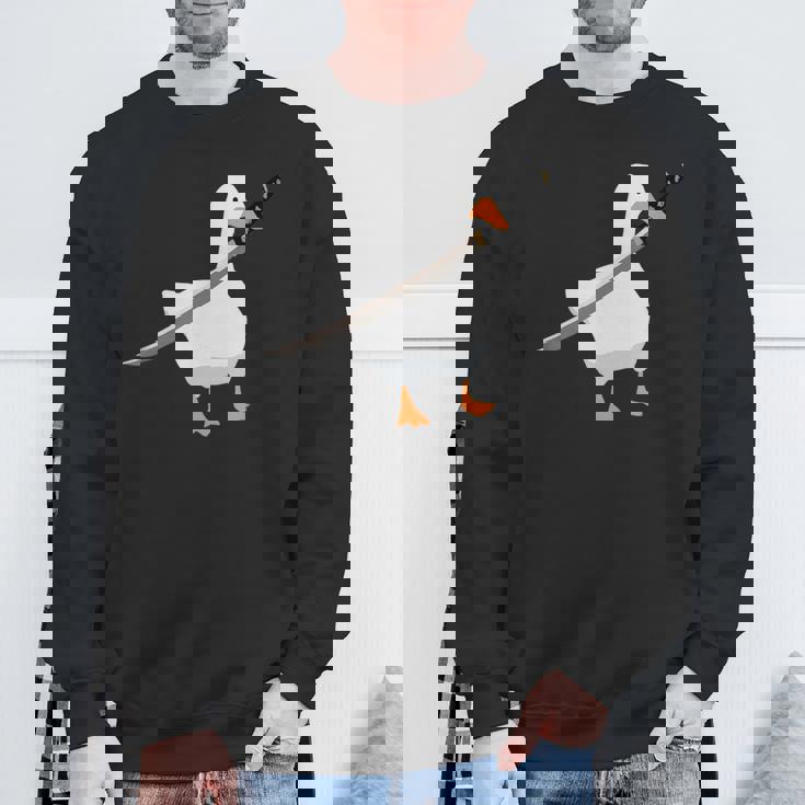 刀を持ったアヒルと剣を持つアヒル 刀包丁 ガチョウ スウェットシャツ 高齢者への贈り物