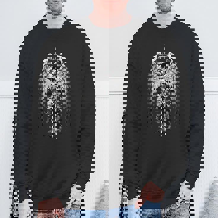 剣、十字架、翼を持つ神の天使ガブリエル大天使。 スウェットシャツ 高齢者への贈り物