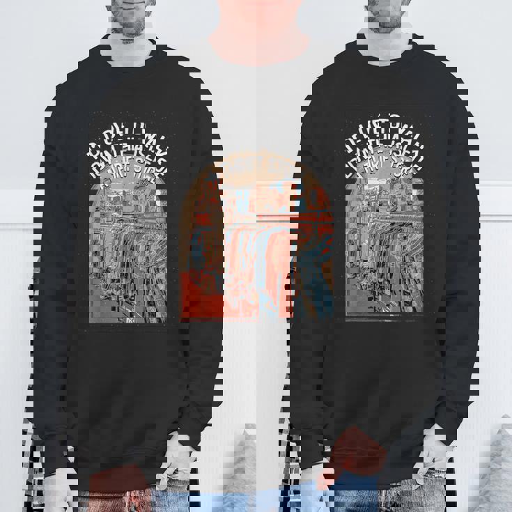 古着屋の通路を歩く面白い古着愛好家 スウェットシャツ 高齢者への贈り物