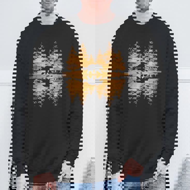 夕暮れのクマと森 自然愛好家 スウェットシャツ 高齢者への贈り物