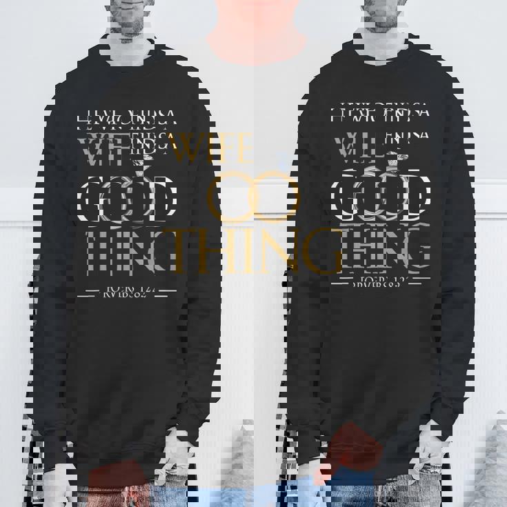 妻を見つけた彼は、良いことを見つける 夫のことわざ 18 22 スウェットシャツ 高齢者への贈り物