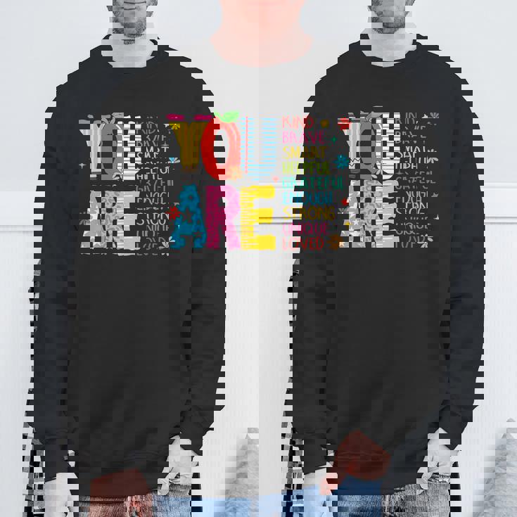 学校の初日に、あなたは素敵で、勇敢で、インスピレーションを与える先生です。 スウェットシャツ 高齢者への贈り物