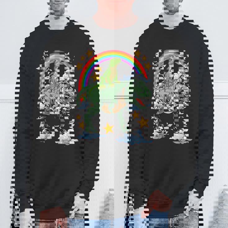 恐竜恐竜に乗る緑のイグアナ スウェットシャツ 高齢者への贈り物