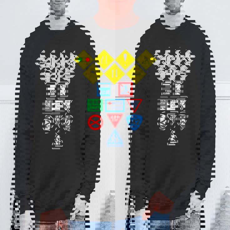 日本の道路標識、日本の交通警告シンボルグラフィック。 スウェットシャツ 高齢者への贈り物