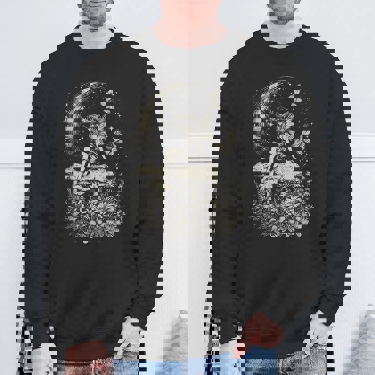 月と星の下のキノコに座る妖精 スウェットシャツ 高齢者への贈り物