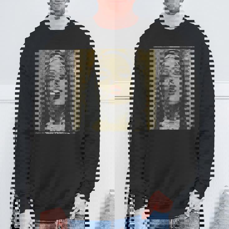 熱い尼僧がタバコを吸う、反抗的な尼僧 スウェットシャツ 高齢者への贈り物