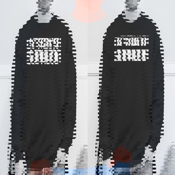 猫のひっかき傷から生き残った私は猫のひっかき傷から生き残りました スウェットシャツ 高齢者への贈り物