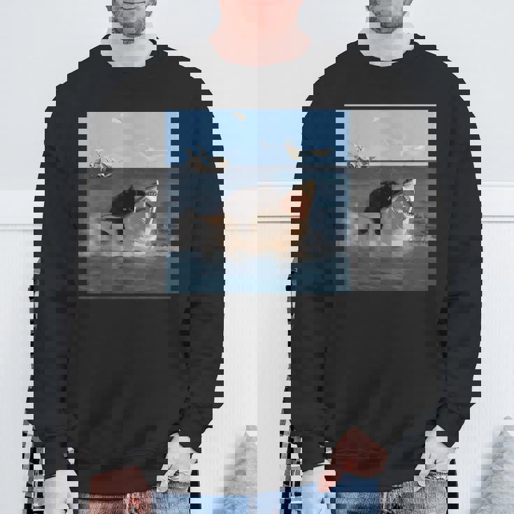 猫を噛むサメの面白いアートと猫好きの面白い猫とサメ。 スウェットシャツ 高齢者への贈り物