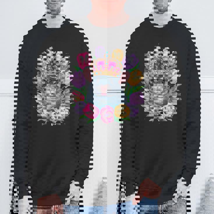 王冠とカラフルなチューリップを持つかわいいチンチラ スウェットシャツ 高齢者への贈り物