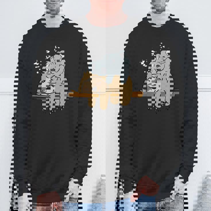 眠っているかわいい怠け者ナマケモノ ベビーコアラ ママベア昼寝 スウェットシャツ 高齢者への贈り物