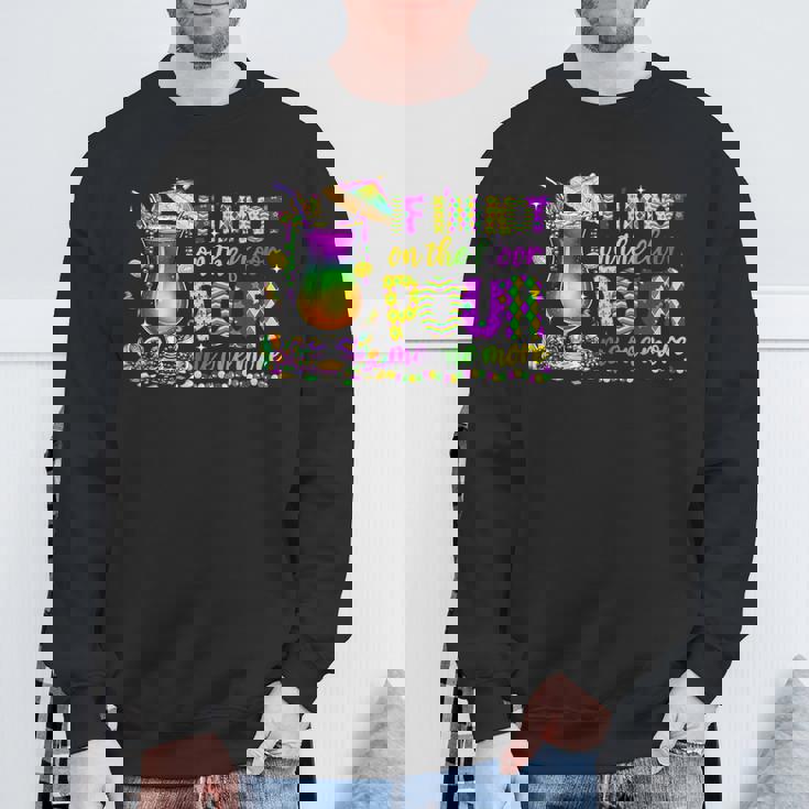 私が床にいないなら、マルディグラ（2025）をもう一杯注いでください スウェットシャツ 高齢者への贈り物