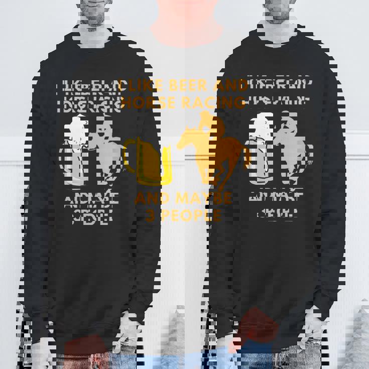 私はビールと競馬が好きで、多分3人の面白い贈り物が好きです スウェットシャツ 高齢者への贈り物