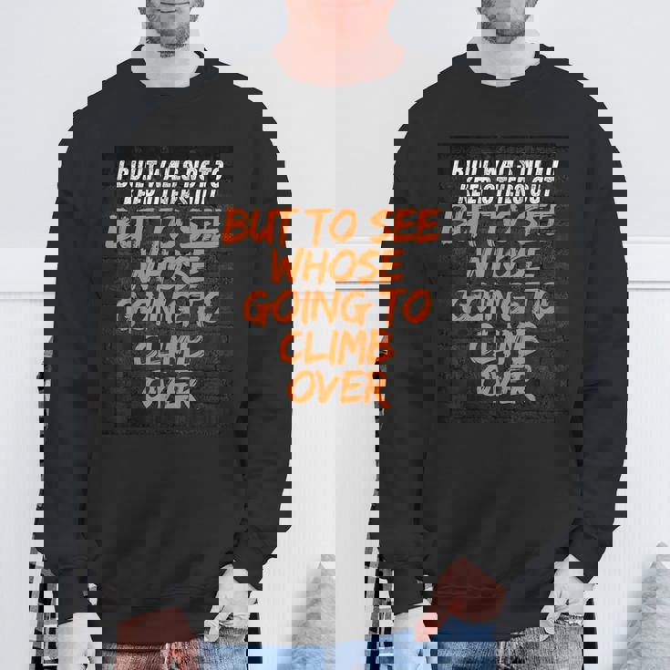 私は他の人を締め出すのではなく、見るために壁を作りました。 スウェットシャツ 高齢者への贈り物