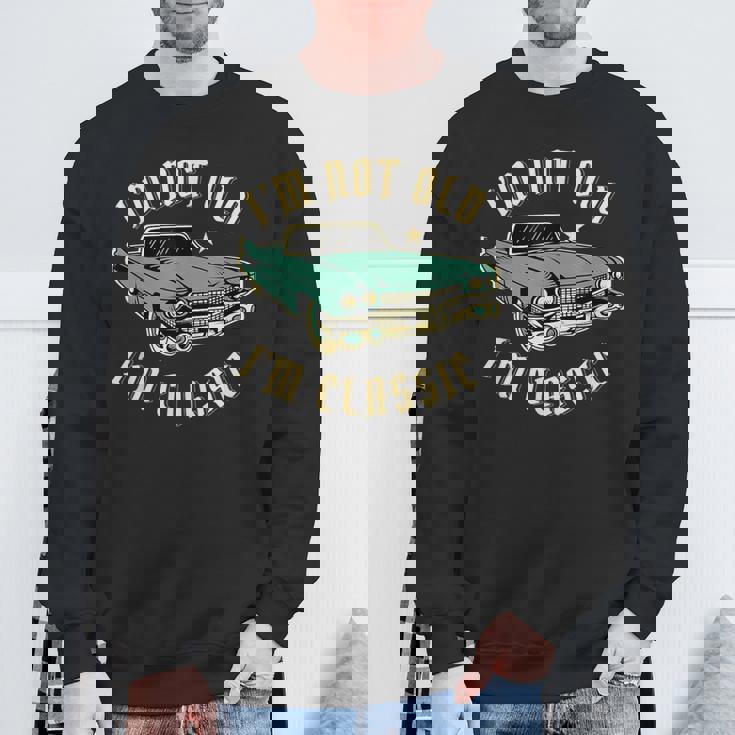私は年をとっていない私はクラシックで面白い車のデザインです スウェットシャツ 高齢者への贈り物