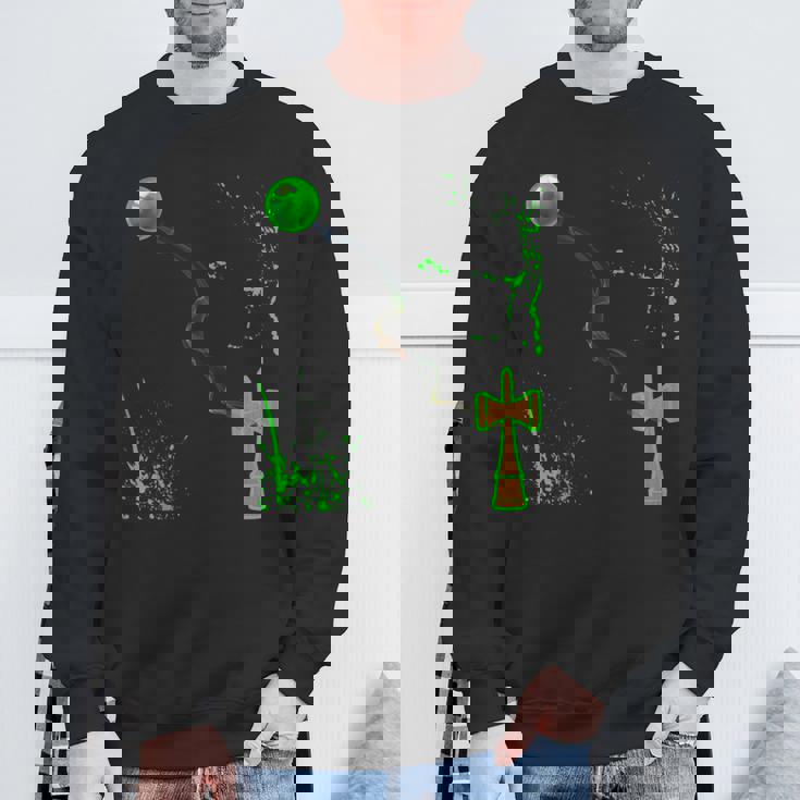 緑のスプレーの木のけん玉を渡ってガラスの球体に煙の波 スウェットシャツ 高齢者への贈り物