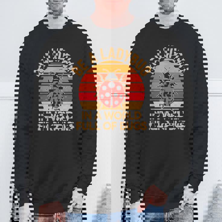 虫だらけの世界でてんとう虫になろう レトロなてんとう虫 スウェットシャツ 高齢者への贈り物