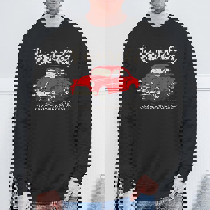 還暦祝い 車好き 父 男性 レトロ クラシックカー60歳 Classic Never Gets Old スウェットシャツ 高齢者への贈り物