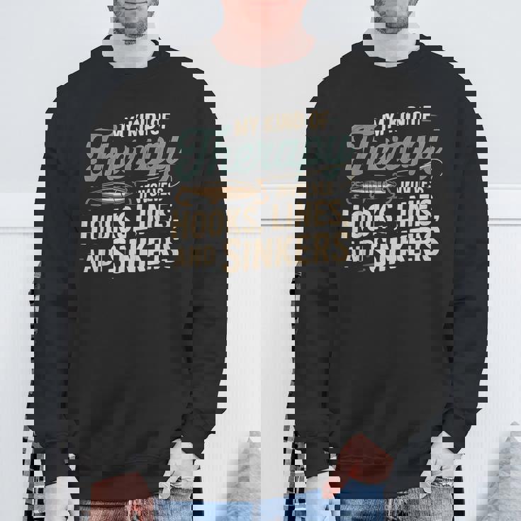 釣り My Kind Of Therapy フック ライン シンカー おもしろいことわざ スウェットシャツ 高齢者への贈り物