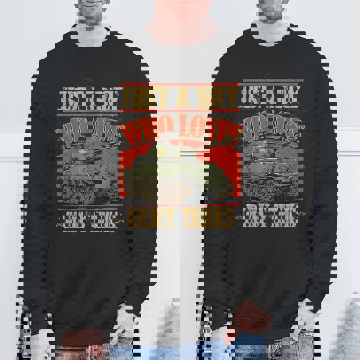 陸軍戦車が大好きな少年第二次世界大戦のシャーマン戦車 スウェットシャツ 高齢者への贈り物