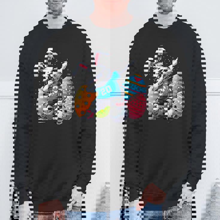 面白いイースターバニーとサッカーボールで軽くたたくイースターバニー。 スウェットシャツ 高齢者への贈り物