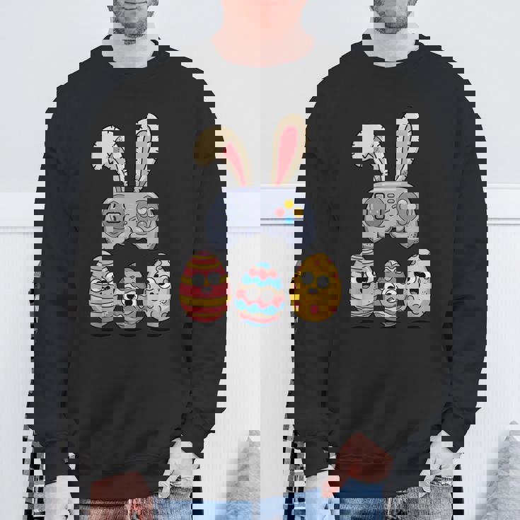 面白いイースタービデオゲームコントローラーと卵 スウェットシャツ 高齢者への贈り物