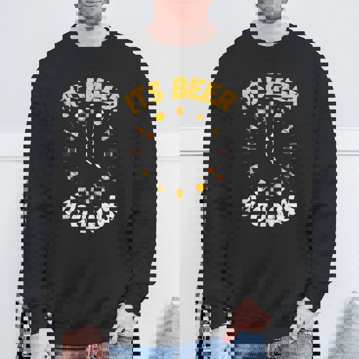 面白いビールoクロックティー。ナショナルビールデー、父の日に。 スウェットシャツ 高齢者への贈り物