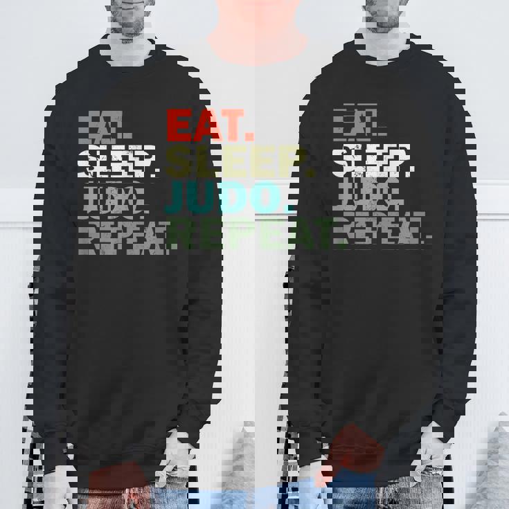 面白い柔道家が寝る柔道を食べる スウェットシャツ 高齢者への贈り物