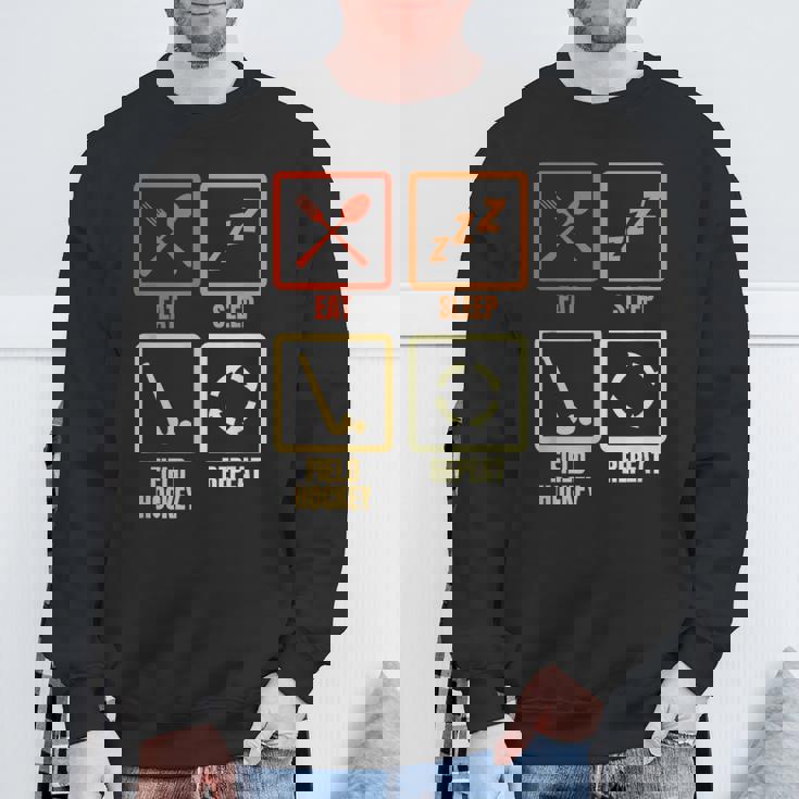 食べる寝るフィールドホッケーの繰り返し スウェットシャツ 高齢者への贈り物