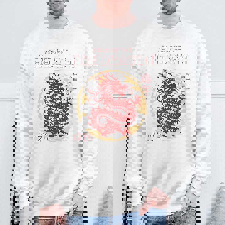 1976年 龍の年 誕生日 1976年 チャイニーズファイアードラゴン 長袖tシャツ スウェットシャツ 高齢者への贈り物