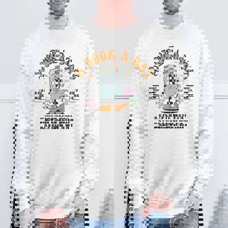 A Book A Day Keep The Mental Breakdown Away Book Lovers スウェットシャツ 高齢者への贈り物