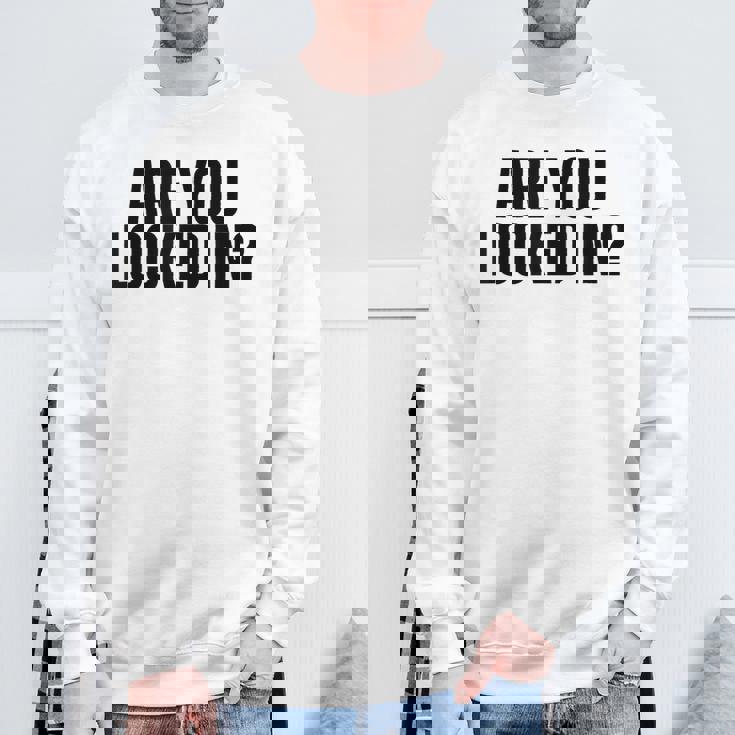 Are You Locked In モチベーションを高めるオールキャップブラックテキストデザイン スウェットシャツ 高齢者への贈り物