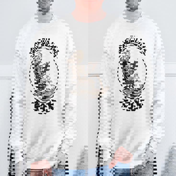 Bone-Chilling 本 スケルトン 読書 ブックワームブックラバーズ 長袖tシャツ スウェットシャツ 高齢者への贈り物