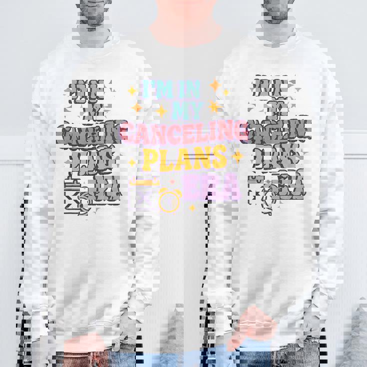 Canceling Plans Era – 面白い内向的反社会的t スウェットシャツ 高齢者への贈り物