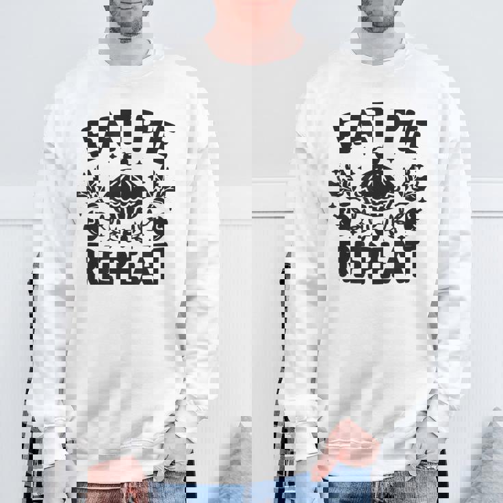 Eat Pie Repeat 面白い感謝祭のユーモア スウェットシャツ 高齢者への贈り物