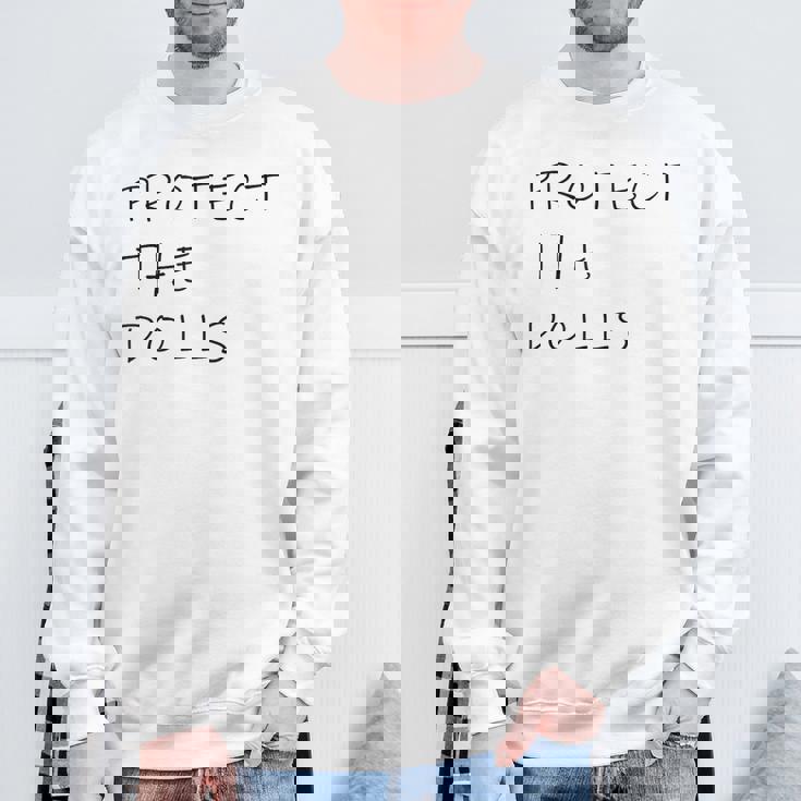 Protect The Dolls。 スウェットシャツ 高齢者への贈り物