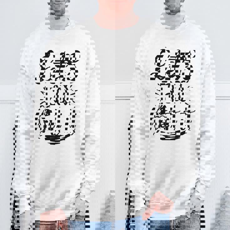 Let's Taco Bout It 面白い メキシコ料理 タコス シンコ・デ・マヨ スウェットシャツ 高齢者への贈り物