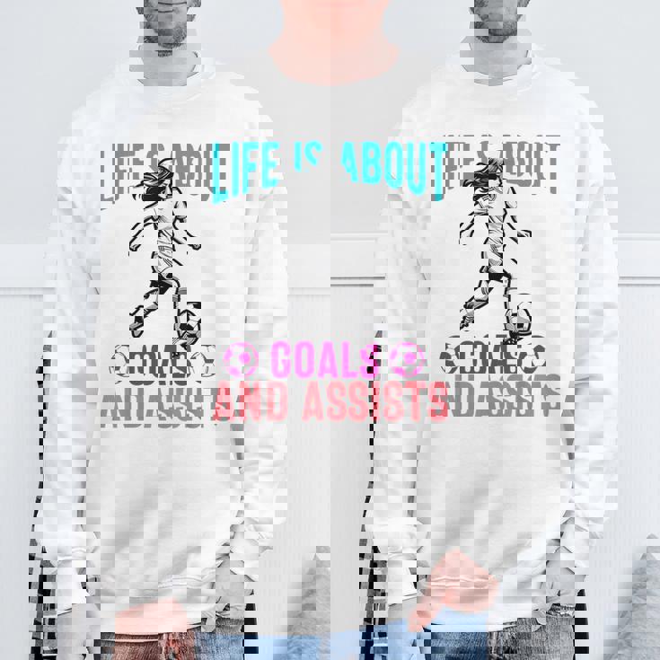 Life's About Goals And Assists サッカー 面白いサッカー選手 スウェットシャツ 高齢者への贈り物