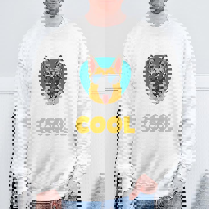 My Dog Thinks I'm Cool サングラス ジャーマンシェパード ドッグオーナー 長袖tシャツ スウェットシャツ 高齢者への贈り物