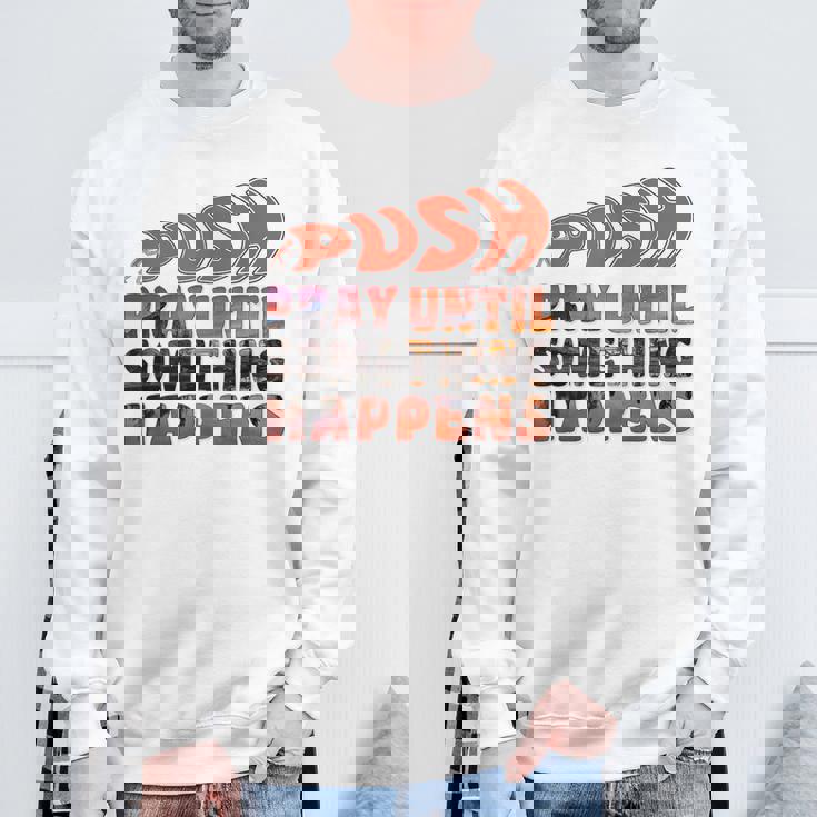 Pray Untilomething Happens インスピレーショナル クリスチャン スウェットシャツ 高齢者への贈り物