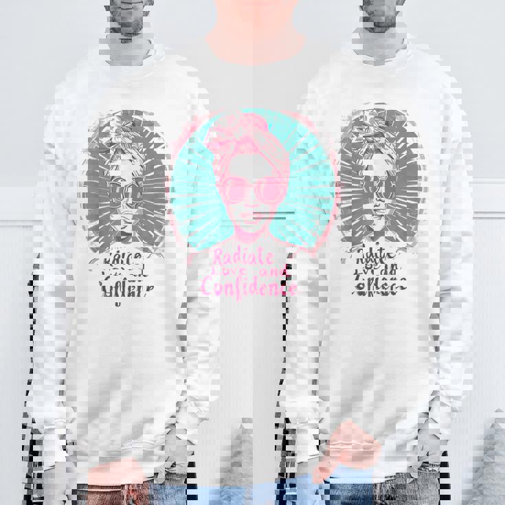 Radiate Love And Confidence Body Positive レトロ ポップアート スウェットシャツ 高齢者への贈り物